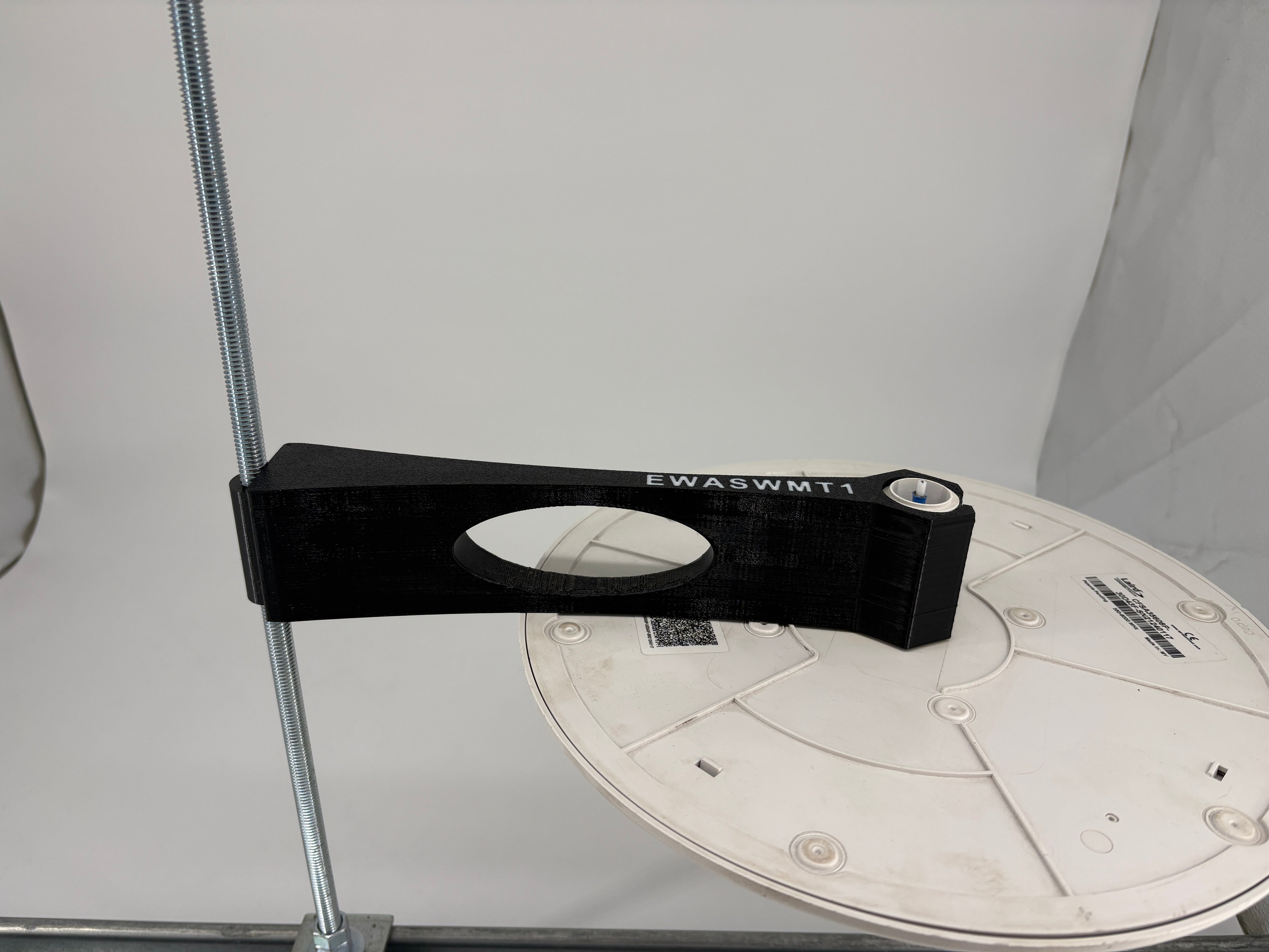 EWASWMT1 LAIRD ANTENNA. WALL/THREADED ROD MOUNT